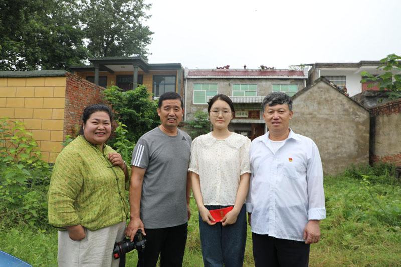 爱心捐助一束光圆了大学生梦想