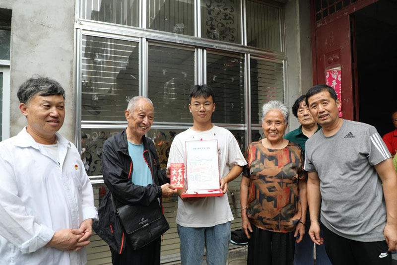 爱心捐助一束光圆了大学生梦想