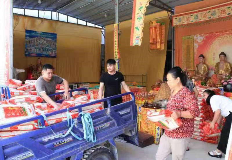 惠来县葵潭镇政府联合葵潭镇南领慈光报恩佛堂举行 送“关爱布施”活动 惠来县葵潭镇政府联合葵潭镇南领慈光报恩佛堂举行 送“关爱布施”活动