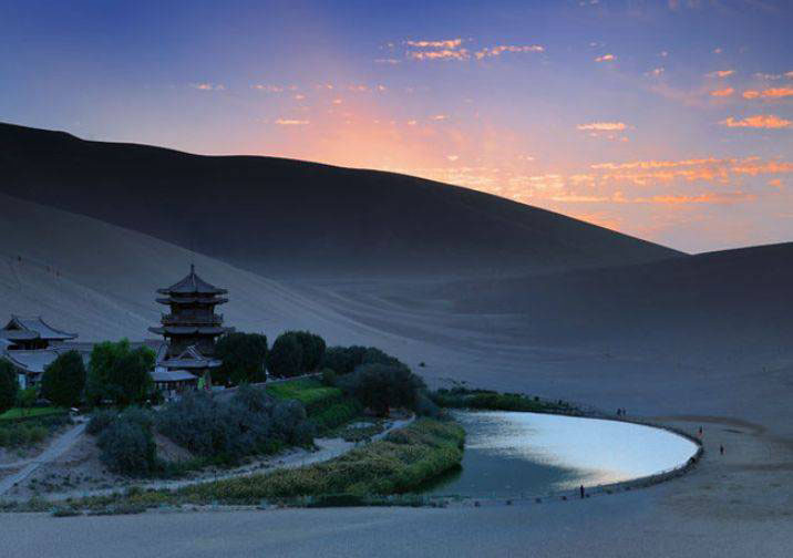 鸣沙山月牙泉：沙漠中的一抹绿洲，千年的秘密与传奇