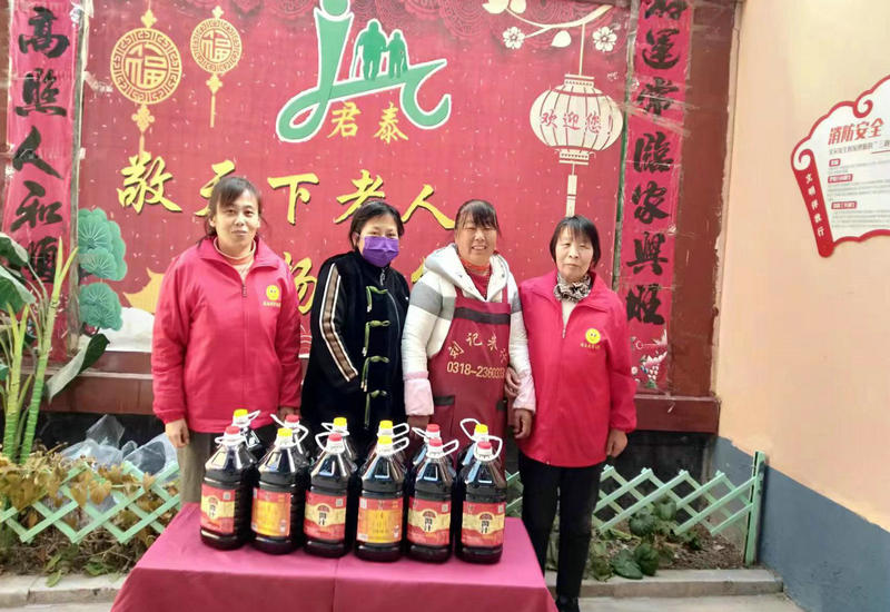修正药业医药代表牵手惠民冀州爱心公益团队慰问冀州区君泰老年公寓住院老人 修正药业医药代表牵手惠民冀州爱心公益团队慰问冀州区君泰老年公寓住院老人