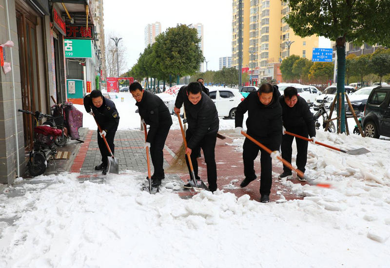 叶县环保铁军显担当,扫雪除冰保通行 叶县环保铁军显担当,扫雪除冰保通行