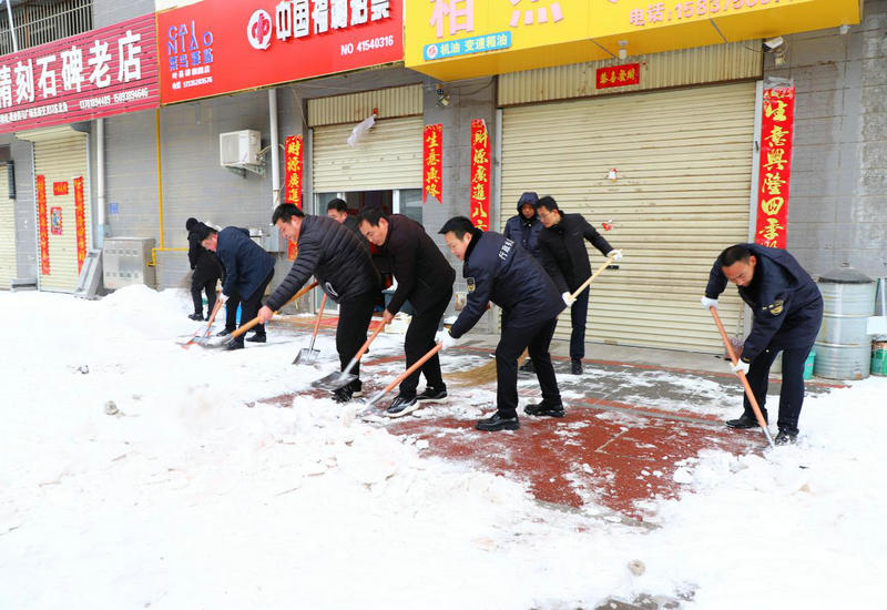 叶县环保铁军显担当,扫雪除冰保通行 叶县环保铁军显担当,扫雪除冰保通行