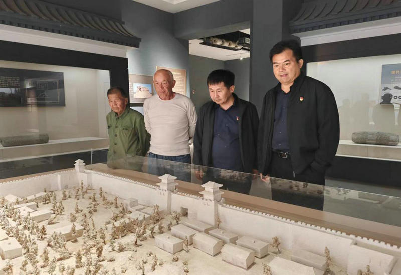 我和亲戚游家乡 共叙民族团结情 我和亲戚游家乡 共叙民族团结情