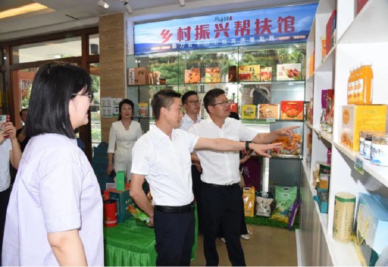 群烨集萃热烈欢迎龙里县领导实地考察,共话乡村振兴新篇章 群烨集萃热烈欢迎龙里县领导实地考察,共话乡村振兴新篇章