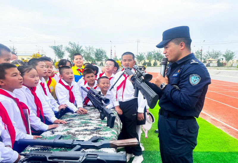 新疆和硕:300萌娃进警营 欢度六一在“艺”起 新疆和硕:300萌娃进警营 欢度六一在“艺”起