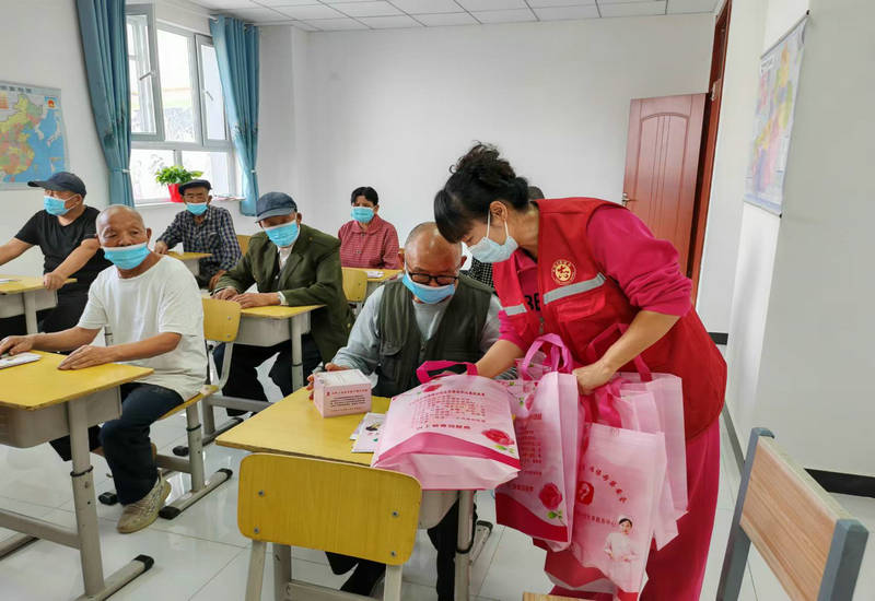 爱心走进敬老院,志愿服务暖人心 爱心走进敬老院,志愿服务暖人心