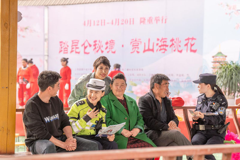 叶城县公安:桃花灼灼映春光 普法护航助振兴 叶城县公安:桃花灼灼映春光 普法护航助振兴