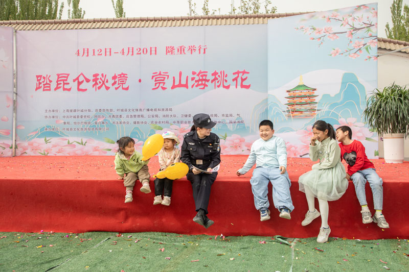 叶城县公安:桃花灼灼映春光 普法护航助振兴 叶城县公安:桃花灼灼映春光 普法护航助振兴