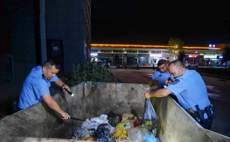 20万现金被当垃圾扔掉?民警翻遍垃圾桶火速寻回!老人拾金不昧暖人心! 20万现金被当垃圾扔掉?民警翻遍垃圾桶火速寻回!老人拾金不昧暖人心!