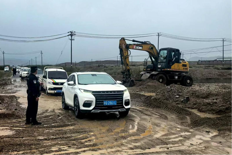 克州公安:民警“泥”流而上,保障辖区道路畅通