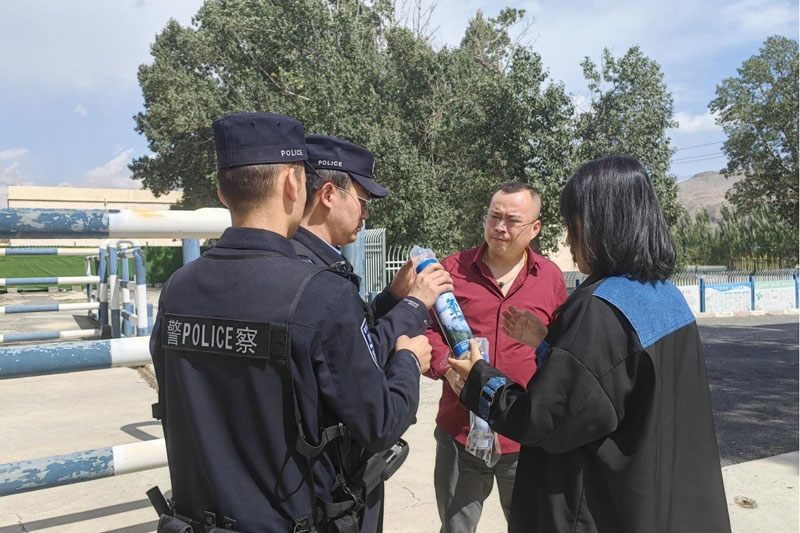 巡逻遇游客缺氧 民警救助暖人心