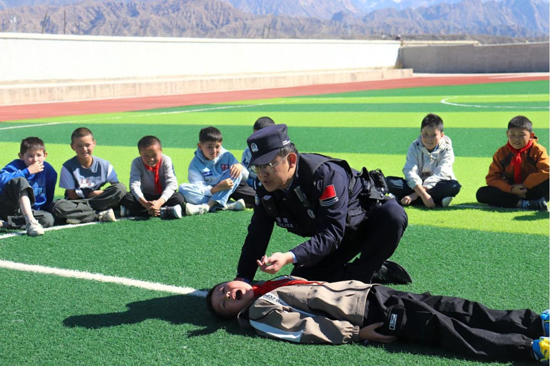 校园开学“第一课” 护佑成长“警”相随 校园开学“第一课” 护佑成长“警”相随