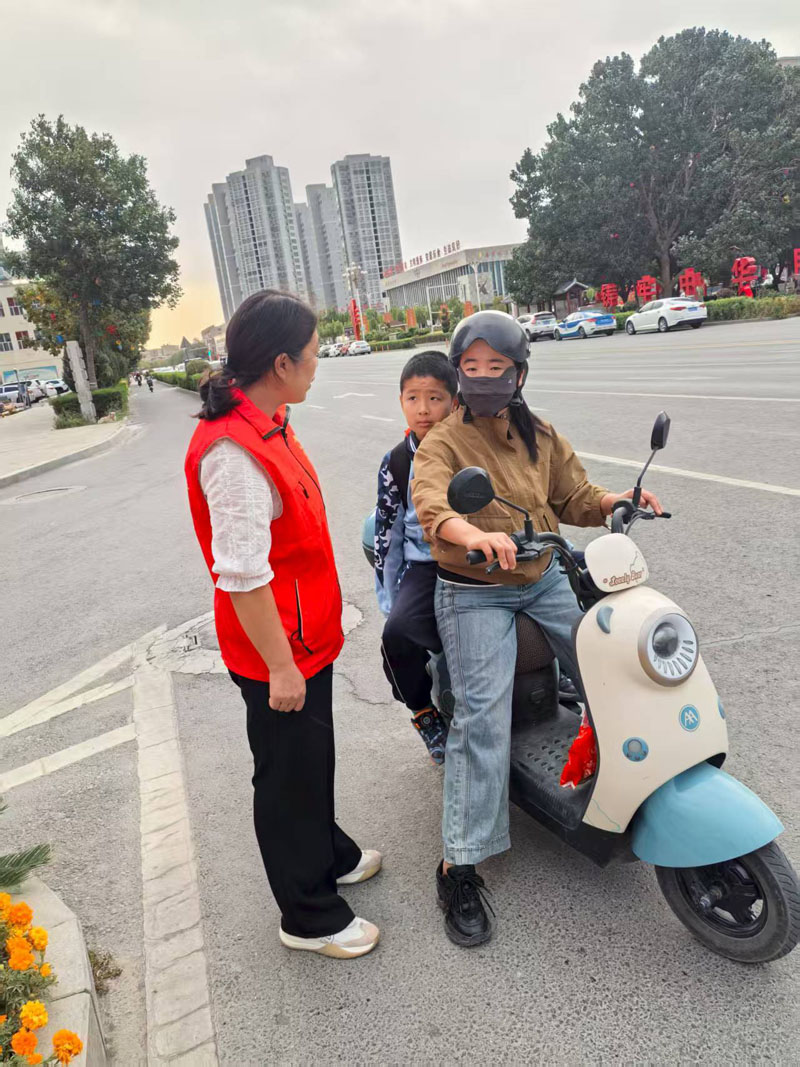 焉耆镇开展“交通劝导不停歇,守护安全常在线”交通劝导活动