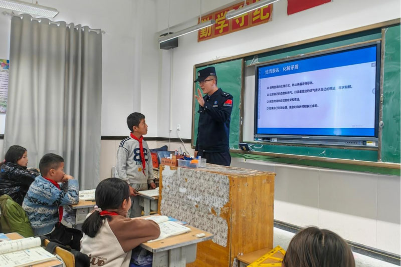 校园欺凌有“法”治 民警送“课”进校园 校园欺凌有“法”治 民警送“课”进校园