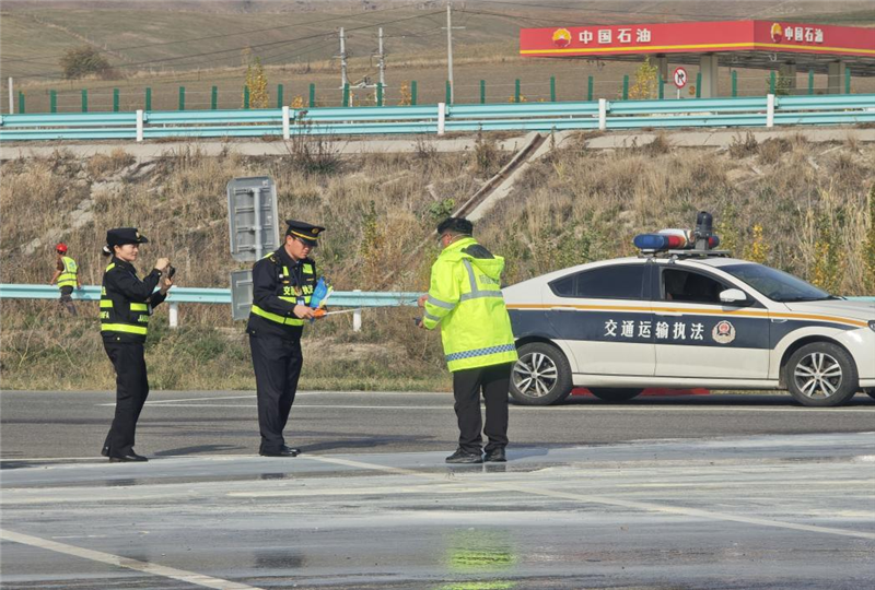 新疆伊犁新源执法大队:实战演练提升技能 筑牢高速火灾防线