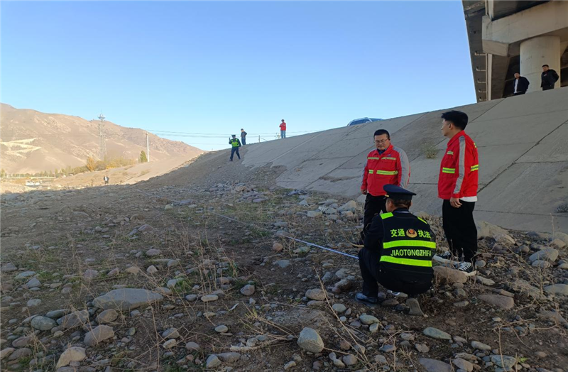 新疆伊犁新源执法大队:严打河道非法采砂 守护公路桥梁安全