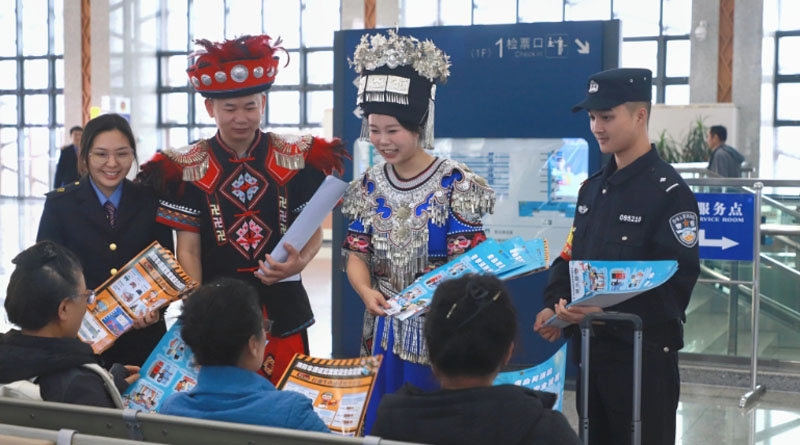 张家界铁警身着非遗服饰开展消防宣传