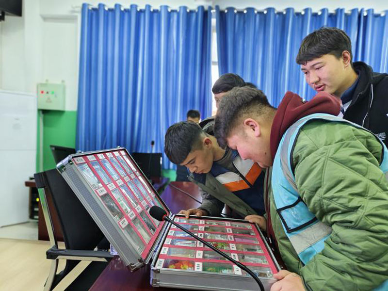 护航无毒青春!新疆巴楚公安为学子送上“禁毒锦囊”