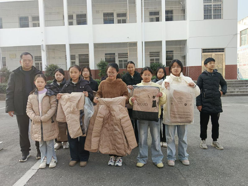 湖北京山坪坝中学教师为贫困生捐献御寒衣物
