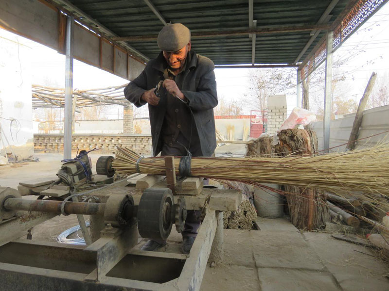 芨芨草也是宝 扎出致富“金扫帚”