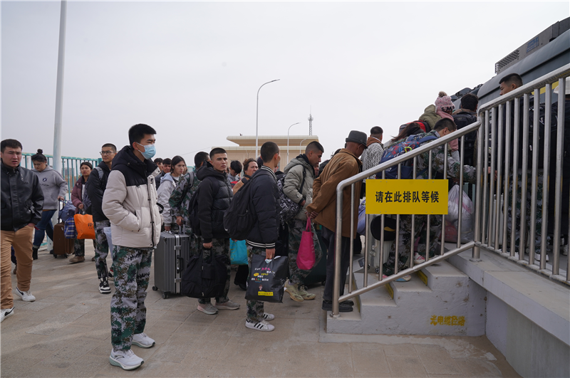 一米高度的民生温度展现新疆铁路的便捷服务