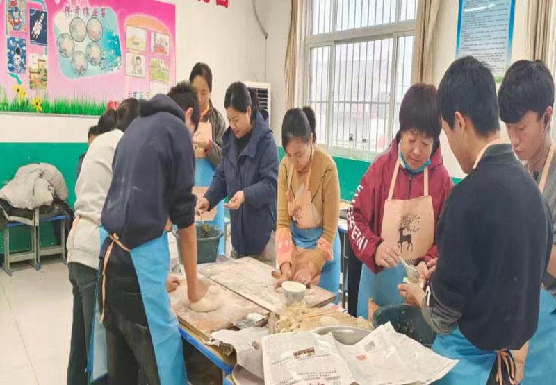 �����������������ѧУ����ٽ����磬�ô�ͳ���ա�ζ����Ũ