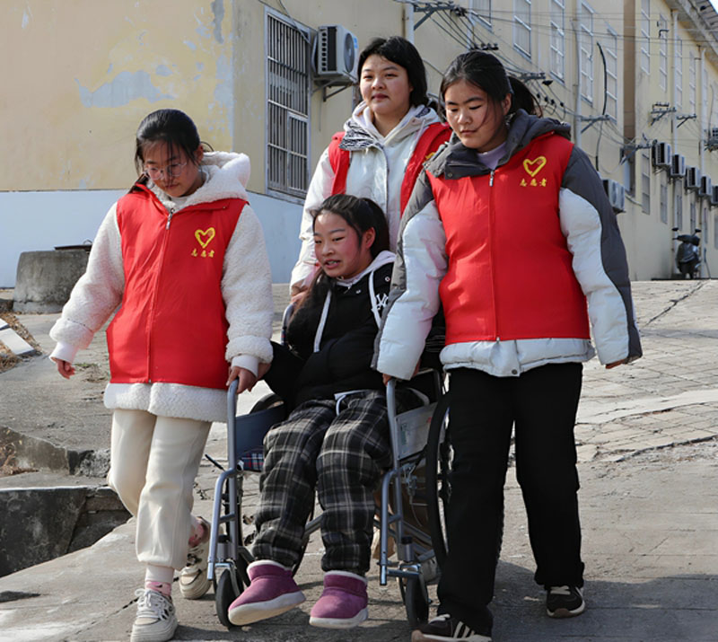 ��ӳ��У���λ���갮�Ľ���  ����Ů����ԡ����