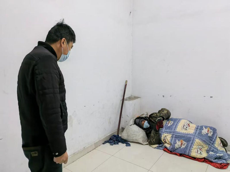 �����ؾ���վ������ʱ������ů ŨŨ�ذ�������