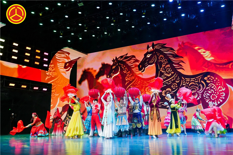 跃马逐光映天山 同心筑路谱新篇