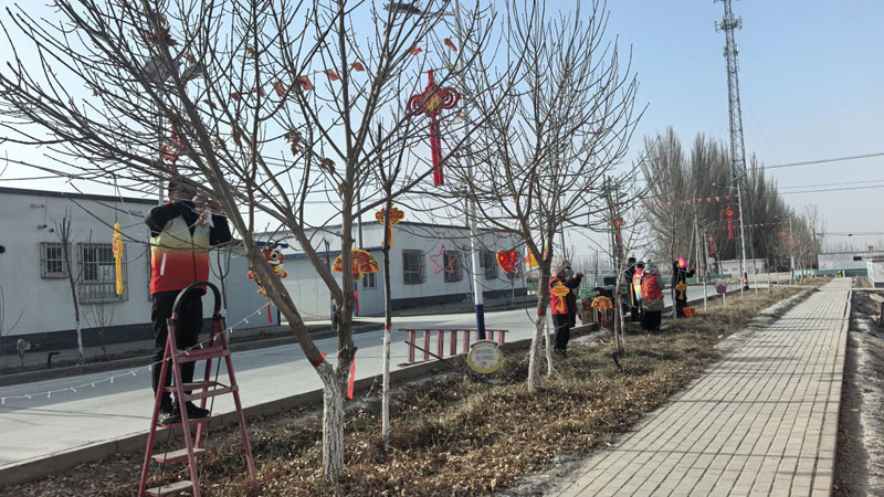 二十四团二连开展营区美化亮化工程 红火迎春暖民心