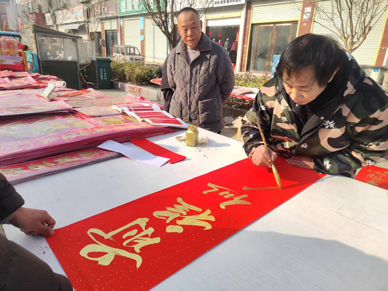 蒙城县乐土镇集市在春节前夕的热闹景象年味浓厚