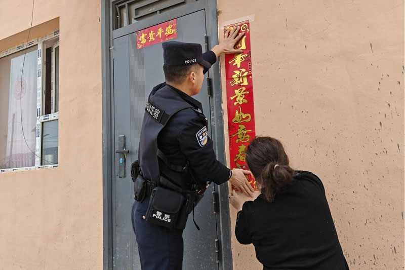 新疆克州:警民携手迎新春,送福传情暖民心
