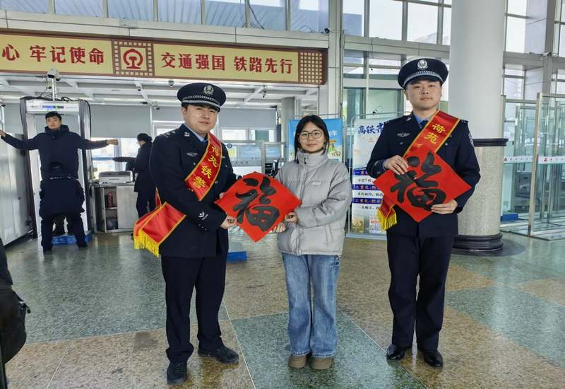 春运归途添暖意 警民同心送祝福——滕州站派出所开展新春送祝福活动