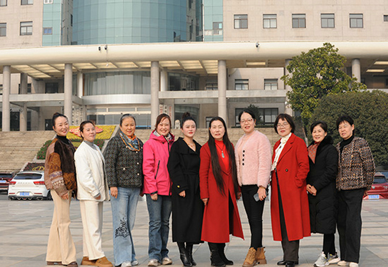 江苏溧阳蒋小勤携爱心志愿者在上黄敬老院送温暖