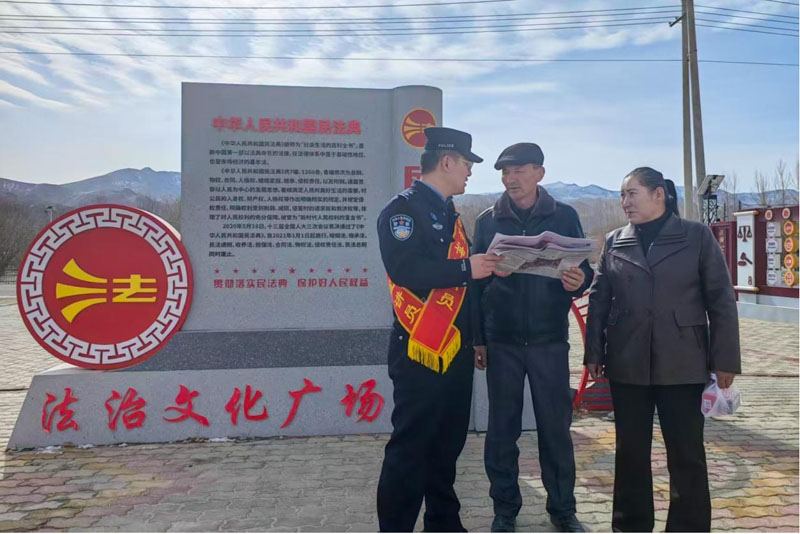 新疆克州:警民共话全国两会精神