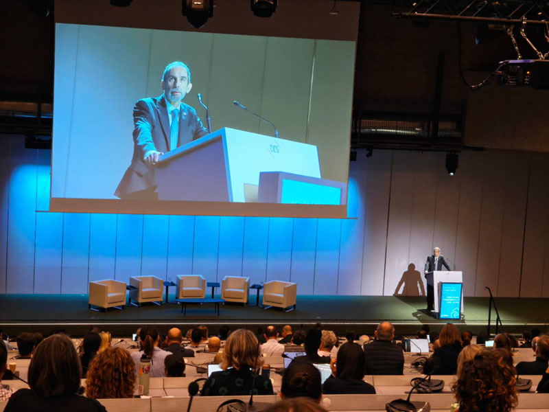 ���Ϲ��˵�����Ļ  ȫ�����깲��AI���˵�δ��