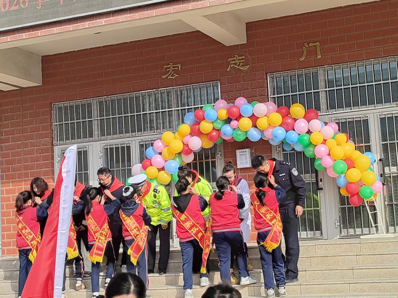 �������˾����Ӣ��˾������չ���ν�У԰�