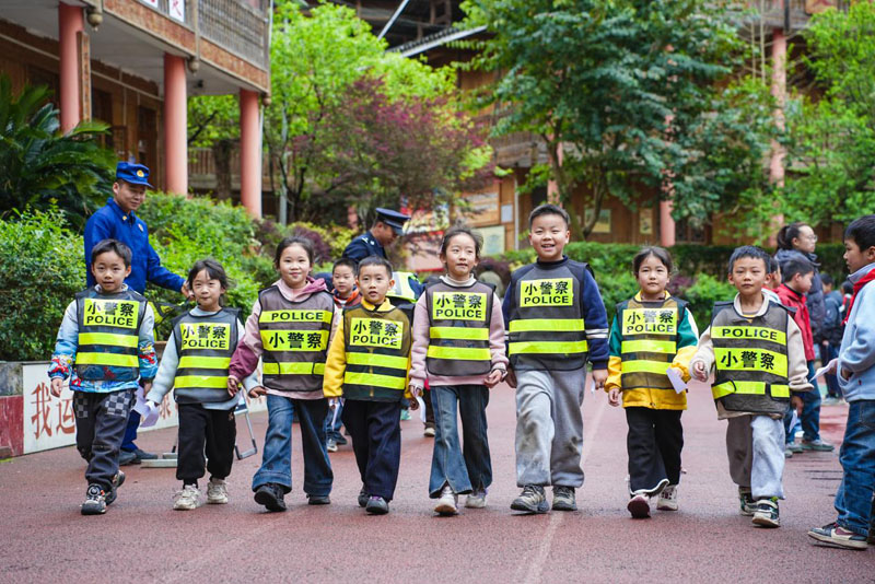 ������ƽ����կУ԰Ȥѧ��ȫ ��СС���족�����ɳ�