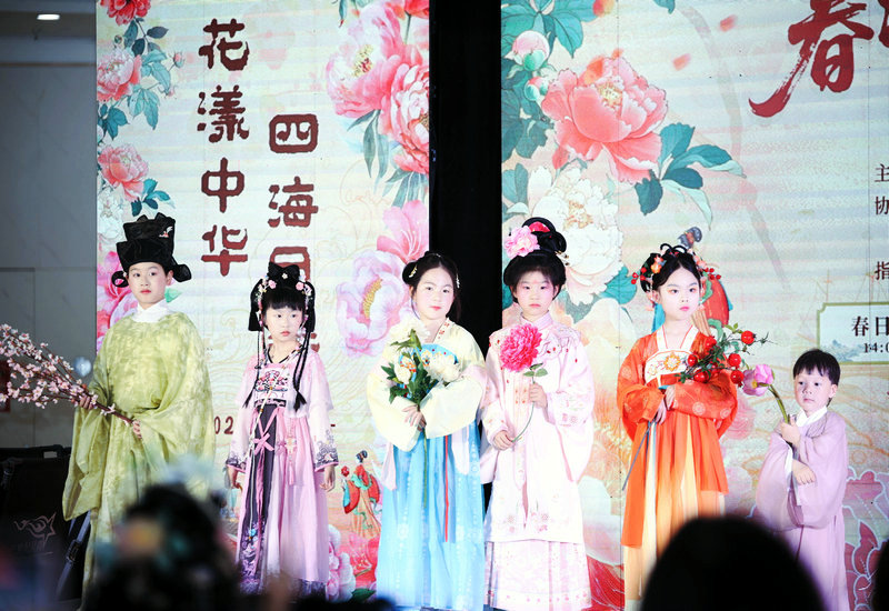 ���庺��:�������ڣ�����ʢ�������Ľ츣�廨��ʢ�������չ�