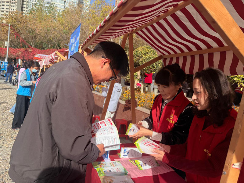库尔勒市司法局:法润梨城庆重阳 联合普法暖民心